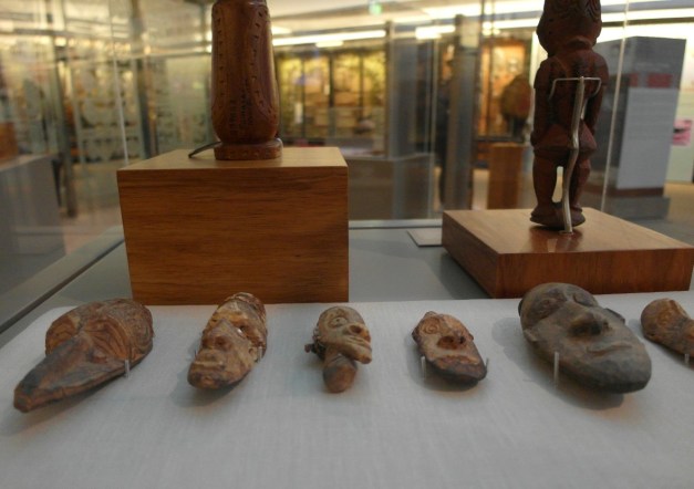 squattingmanstrbagthery-2