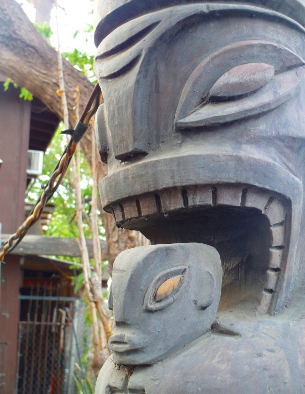 LaMarianaFrontSignTiki-13